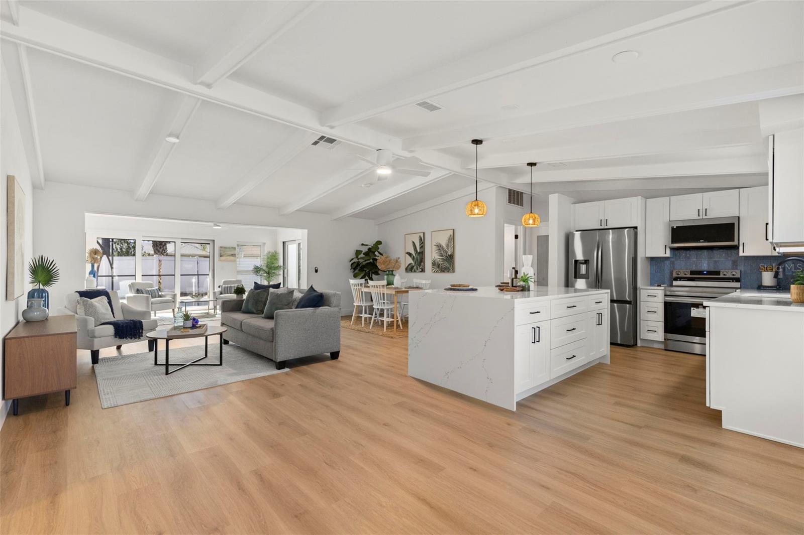 Listing photo id 3 for 2164 Cedar Drive