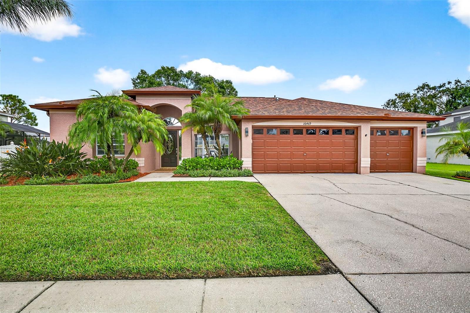 Listing photo id 1 for 16469 Turnbury Oak Drive