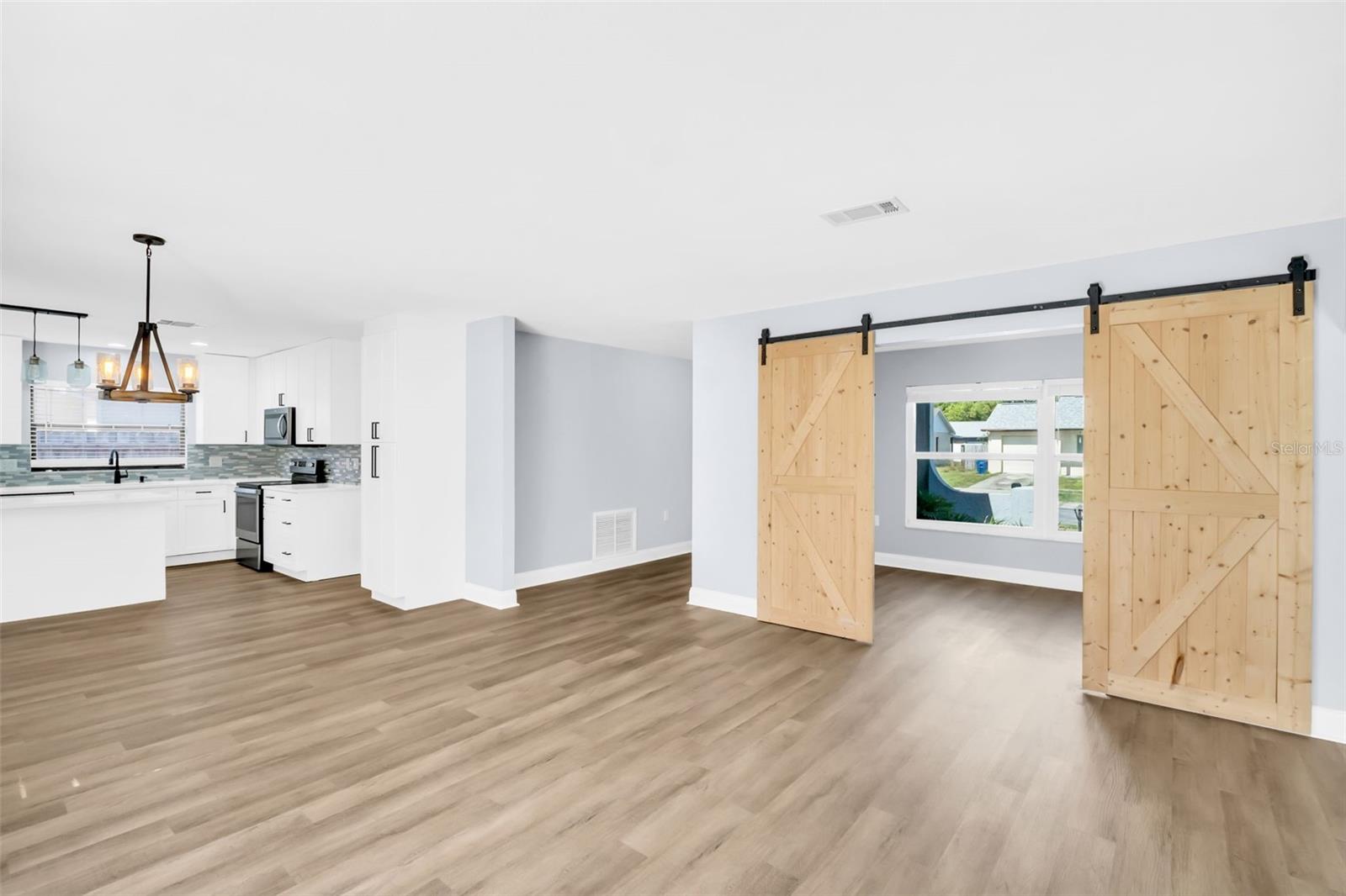 Listing photo id 9 for 1238 Mandarin Drive