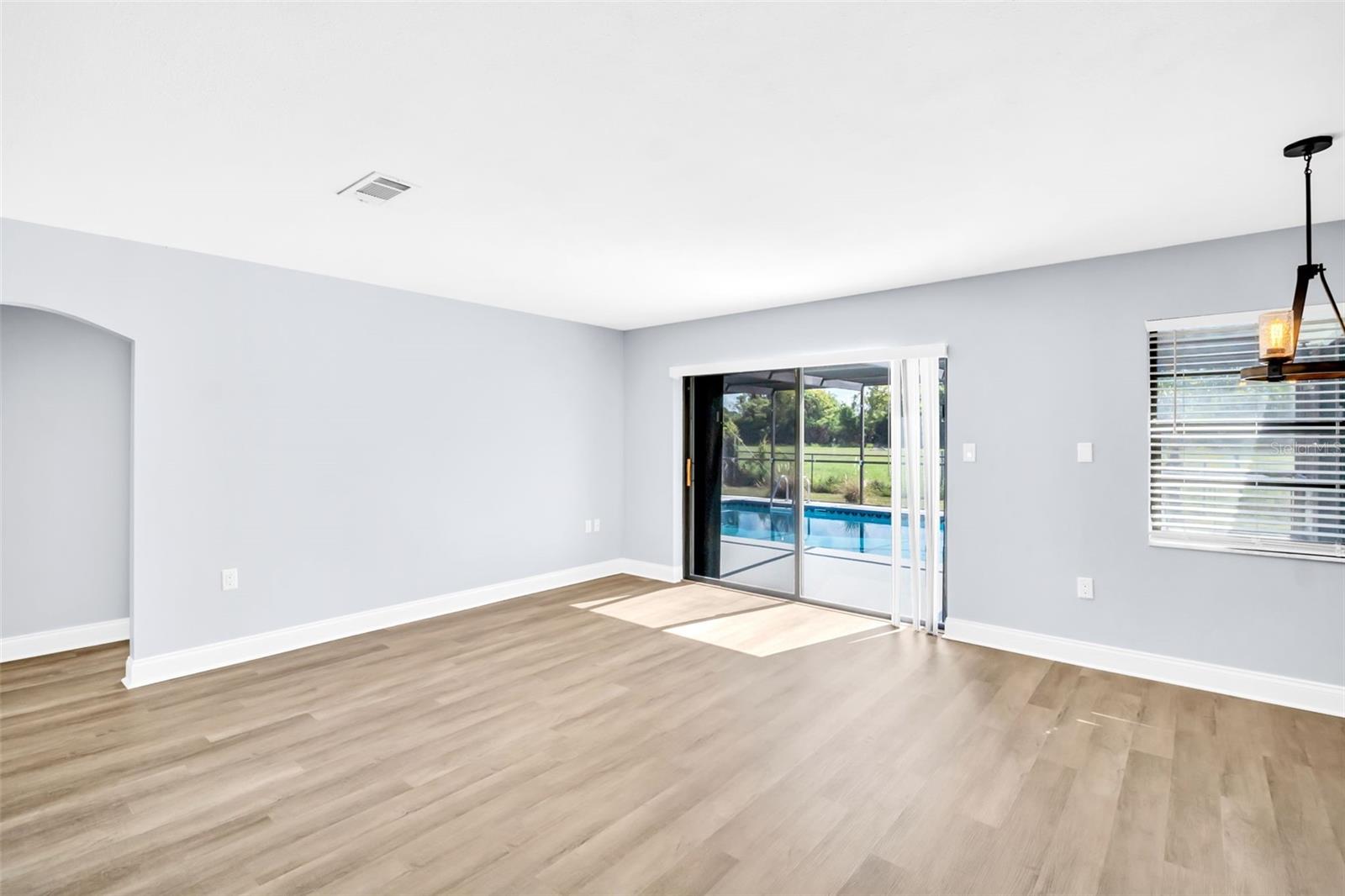 Listing photo id 3 for 1238 Mandarin Drive