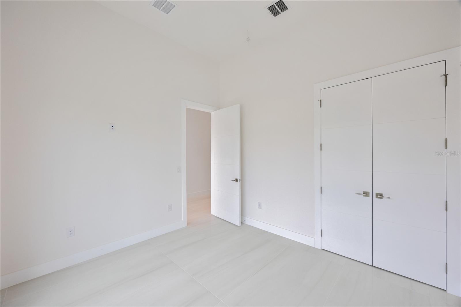 Image 19 of 60 For 4426 Euclid Avenue