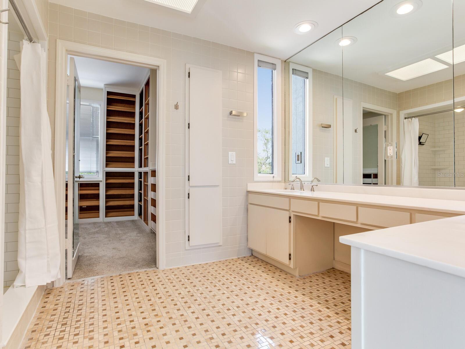 Listing photo id 17 for 5010 Bayshore Boulevard 7