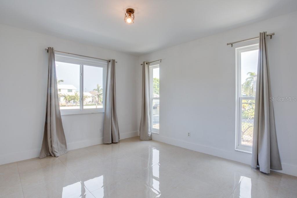 Image 26 of 78 For 4098 Beach Drive Se