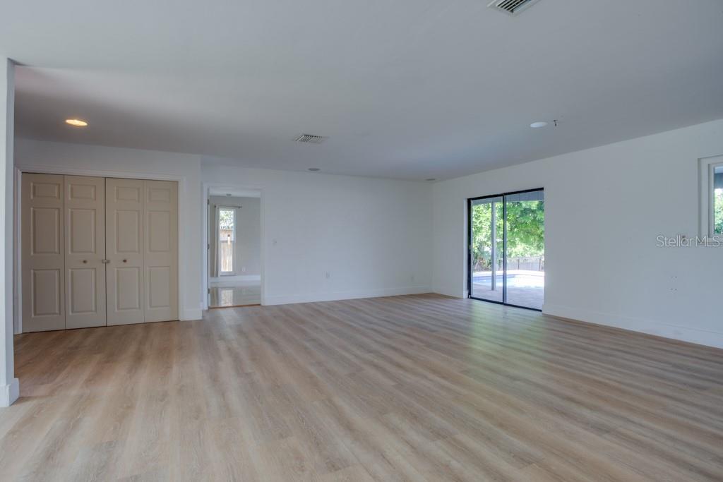 Image 5 of 78 For 4098 Beach Drive Se