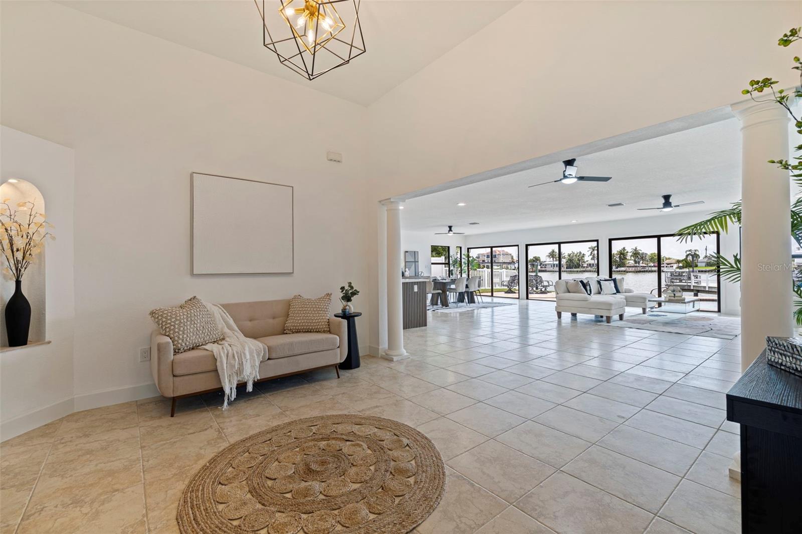 Image 11 of 43 For 565 Crystal Drive