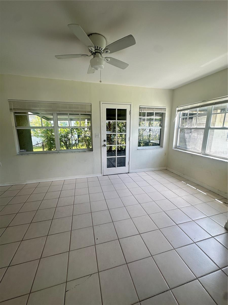 Listing photo id 8 for 804 Adalee Street
