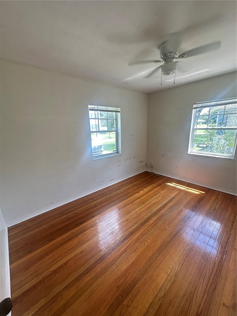 Listing photo id 9 for 804 Adalee Street