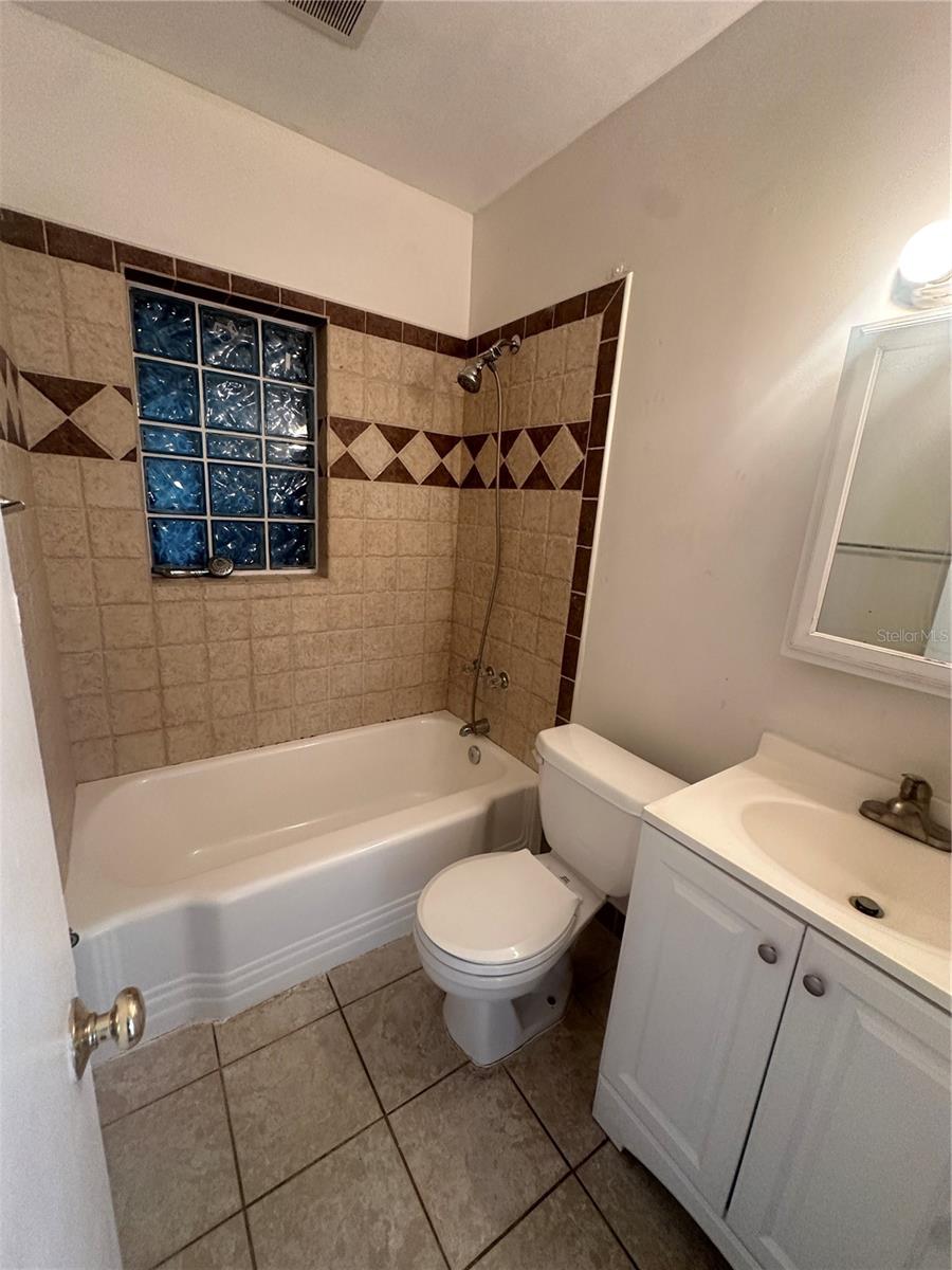 Listing photo id 10 for 804 Adalee Street