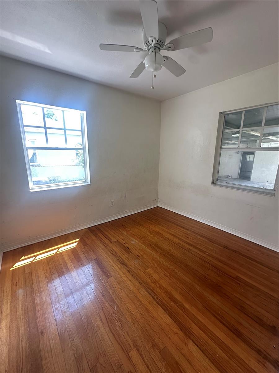 Listing photo id 11 for 804 Adalee Street
