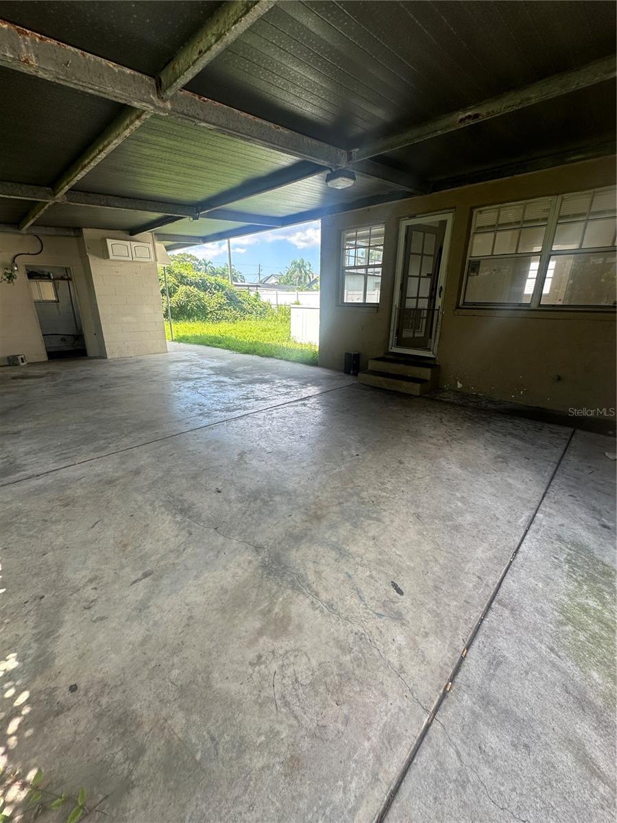 Listing photo id 13 for 804 Adalee Street