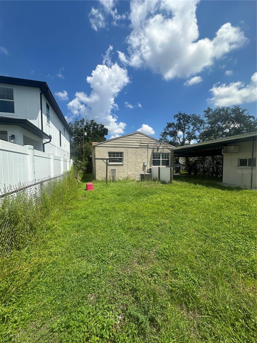 Listing photo id 17 for 804 Adalee Street