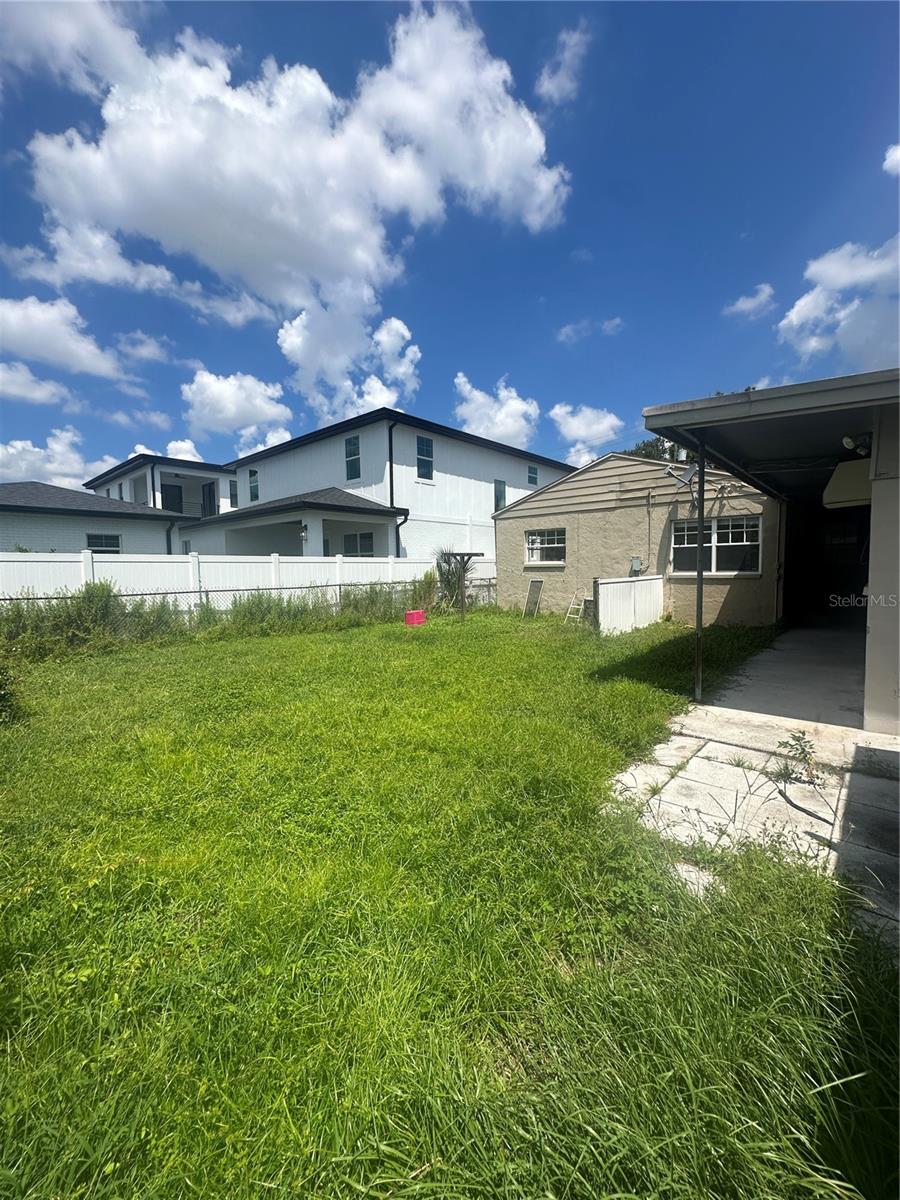 Listing photo id 18 for 804 Adalee Street