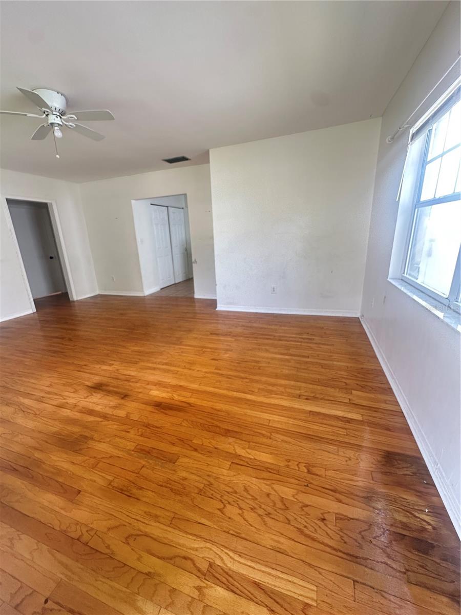 Listing photo id 1 for 804 Adalee Street