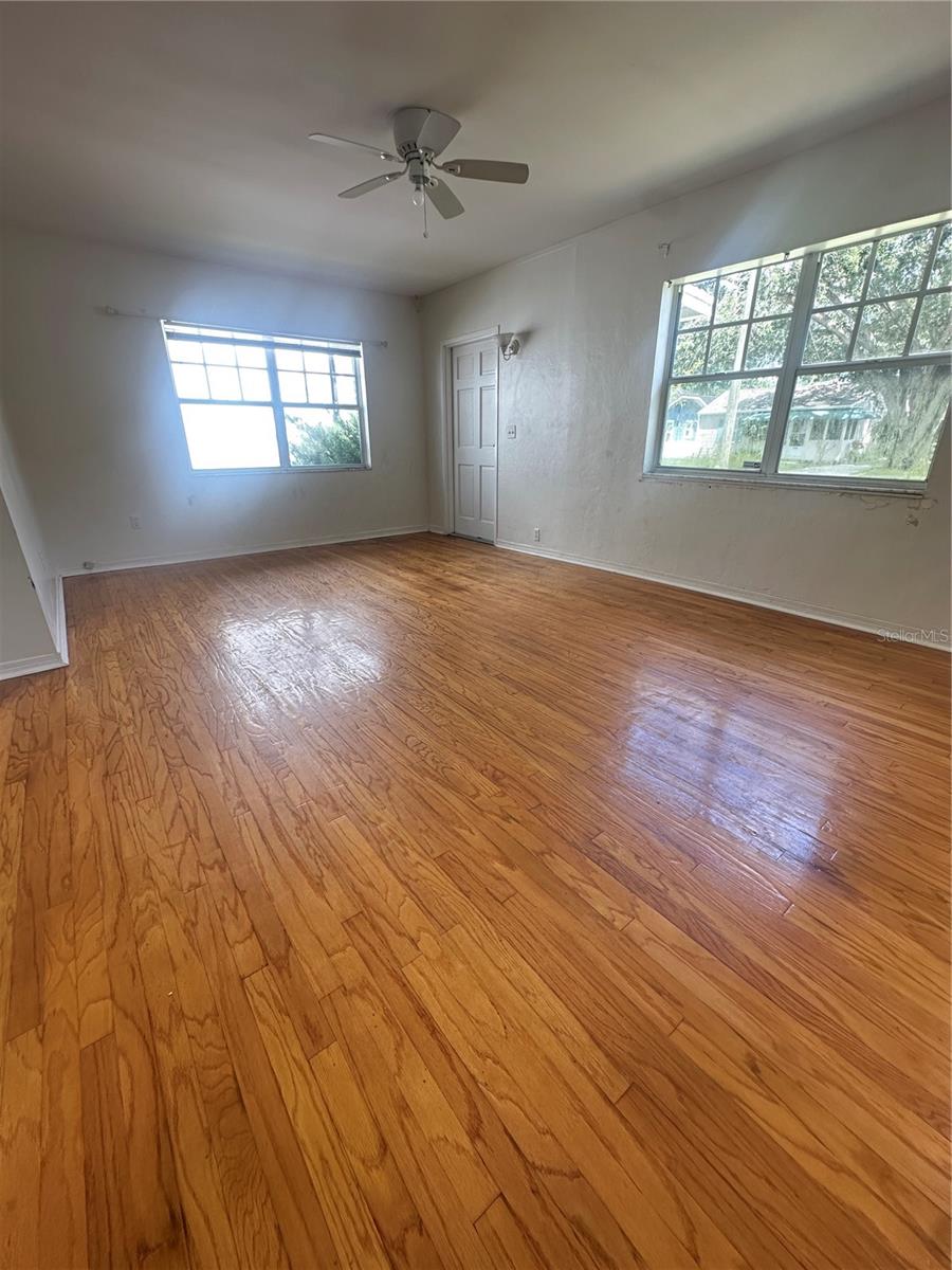 Listing photo id 2 for 804 Adalee Street