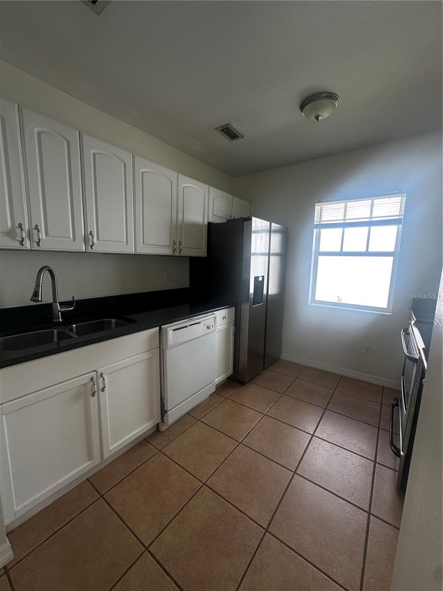 Listing photo id 3 for 804 Adalee Street