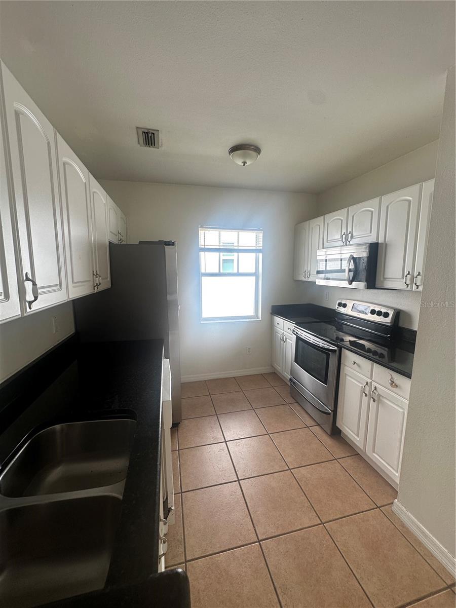 Listing photo id 4 for 804 Adalee Street