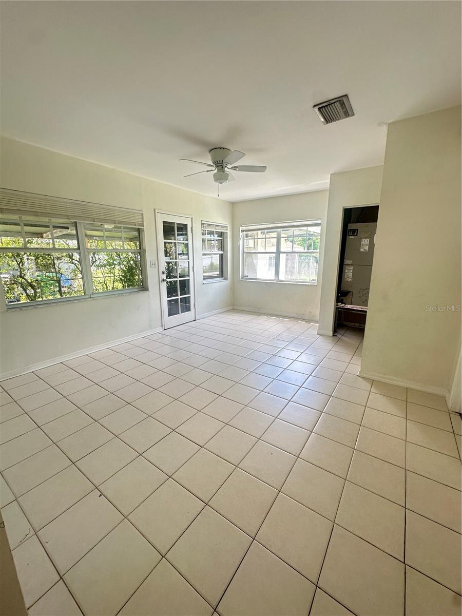 Listing photo id 5 for 804 Adalee Street