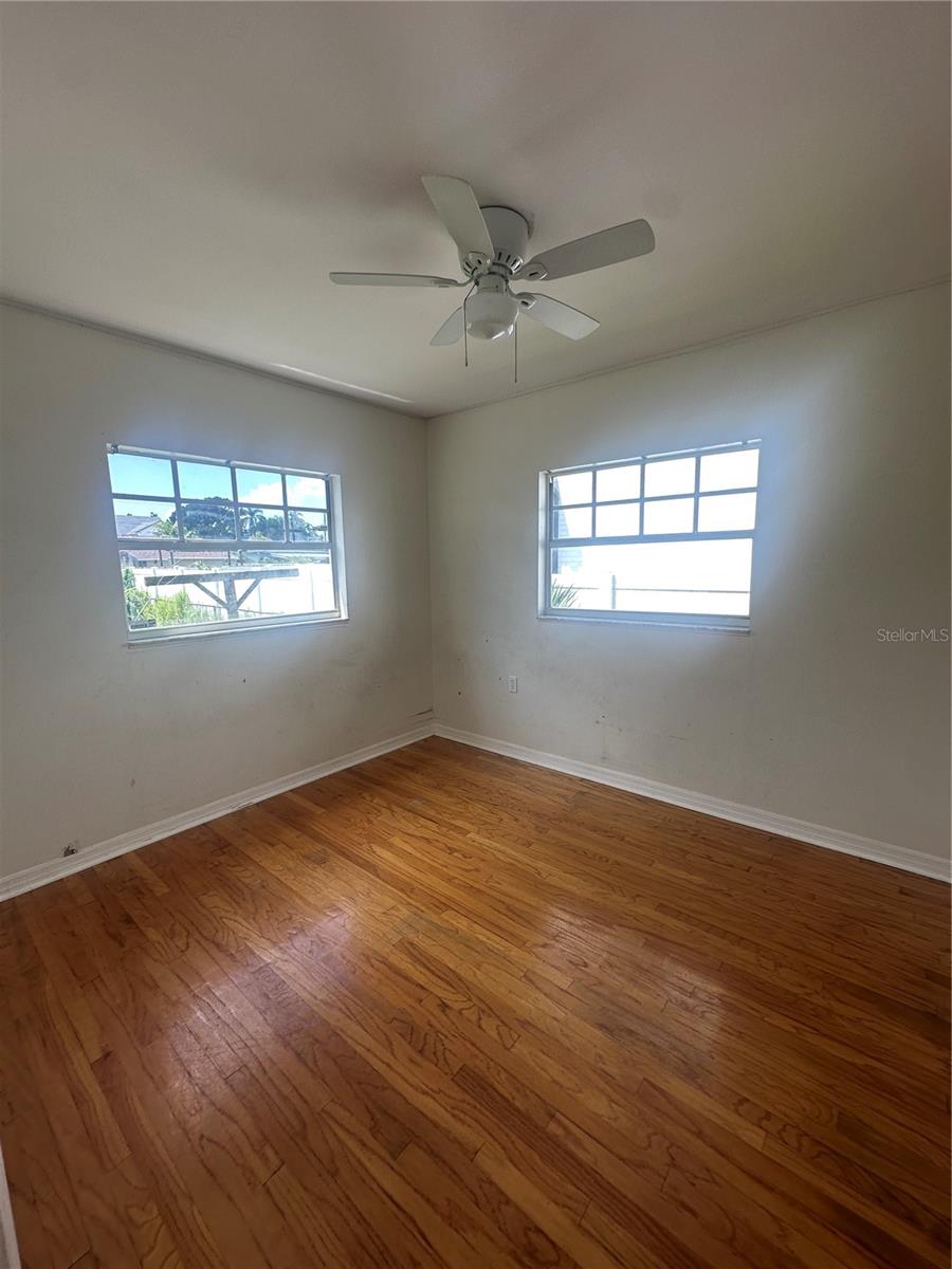 Listing photo id 6 for 804 Adalee Street