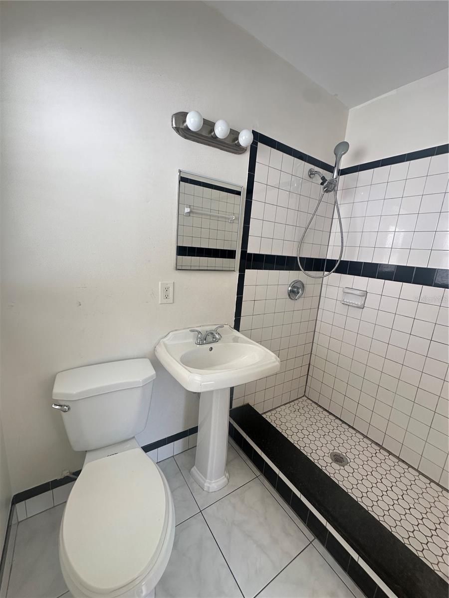 Listing photo id 7 for 804 Adalee Street