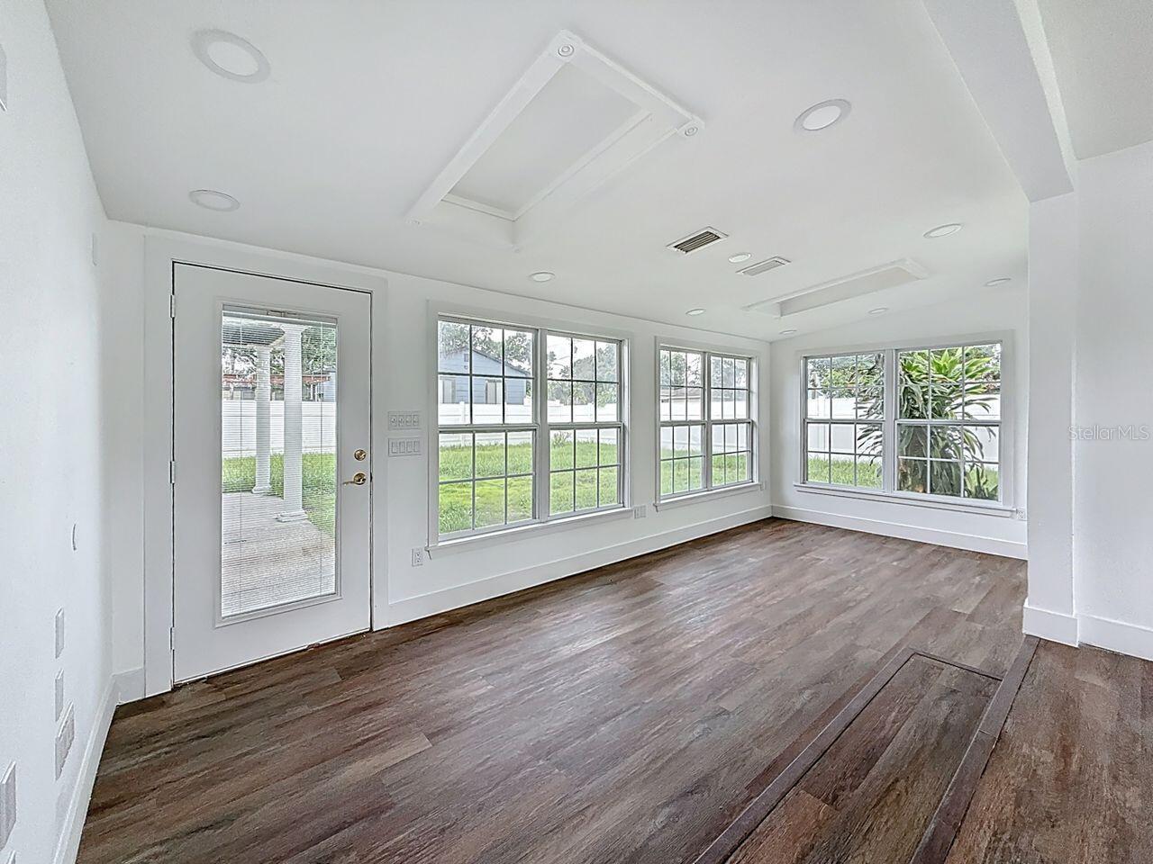 Image 16 of 39 For 2122 52nd Avenue N