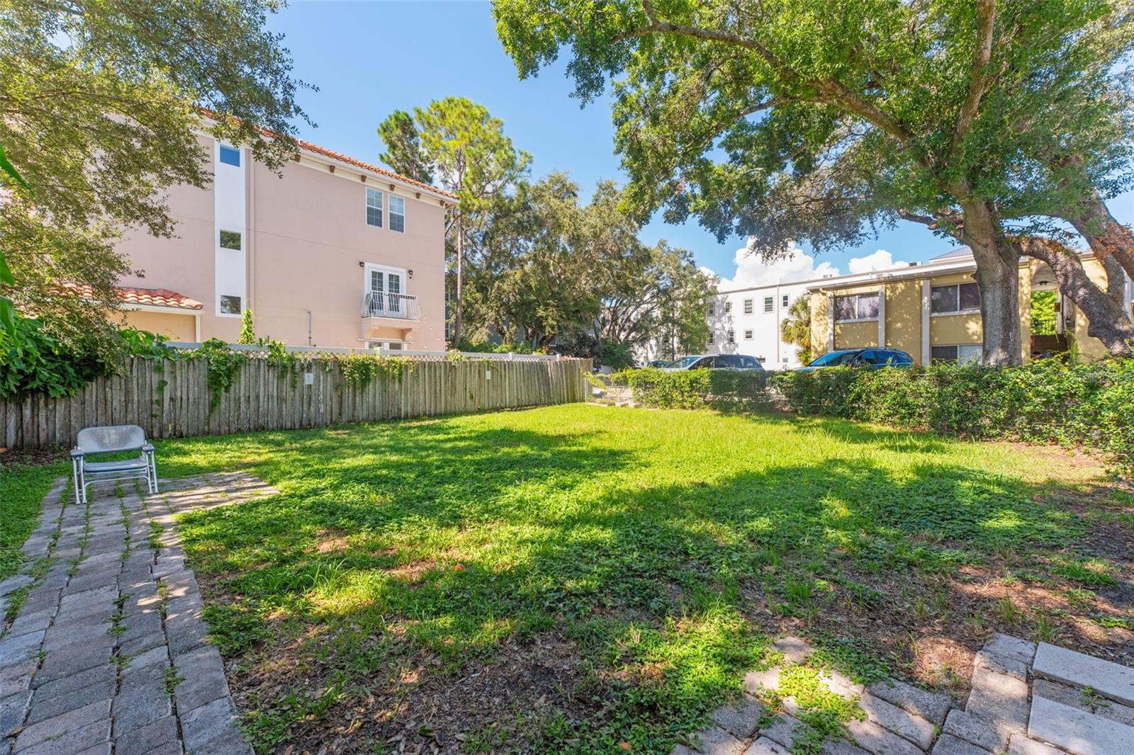 Image 17 of 25 For 3206 Azeele Street 104