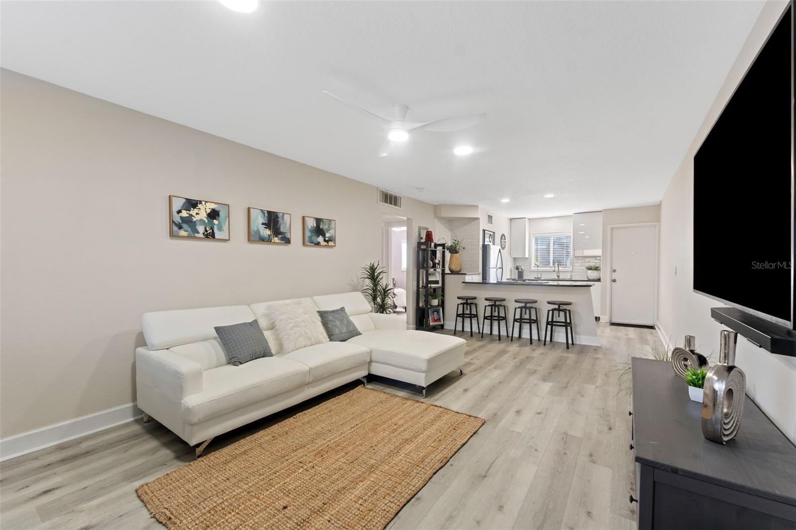 Image 3 of 25 For 3206 Azeele Street 104