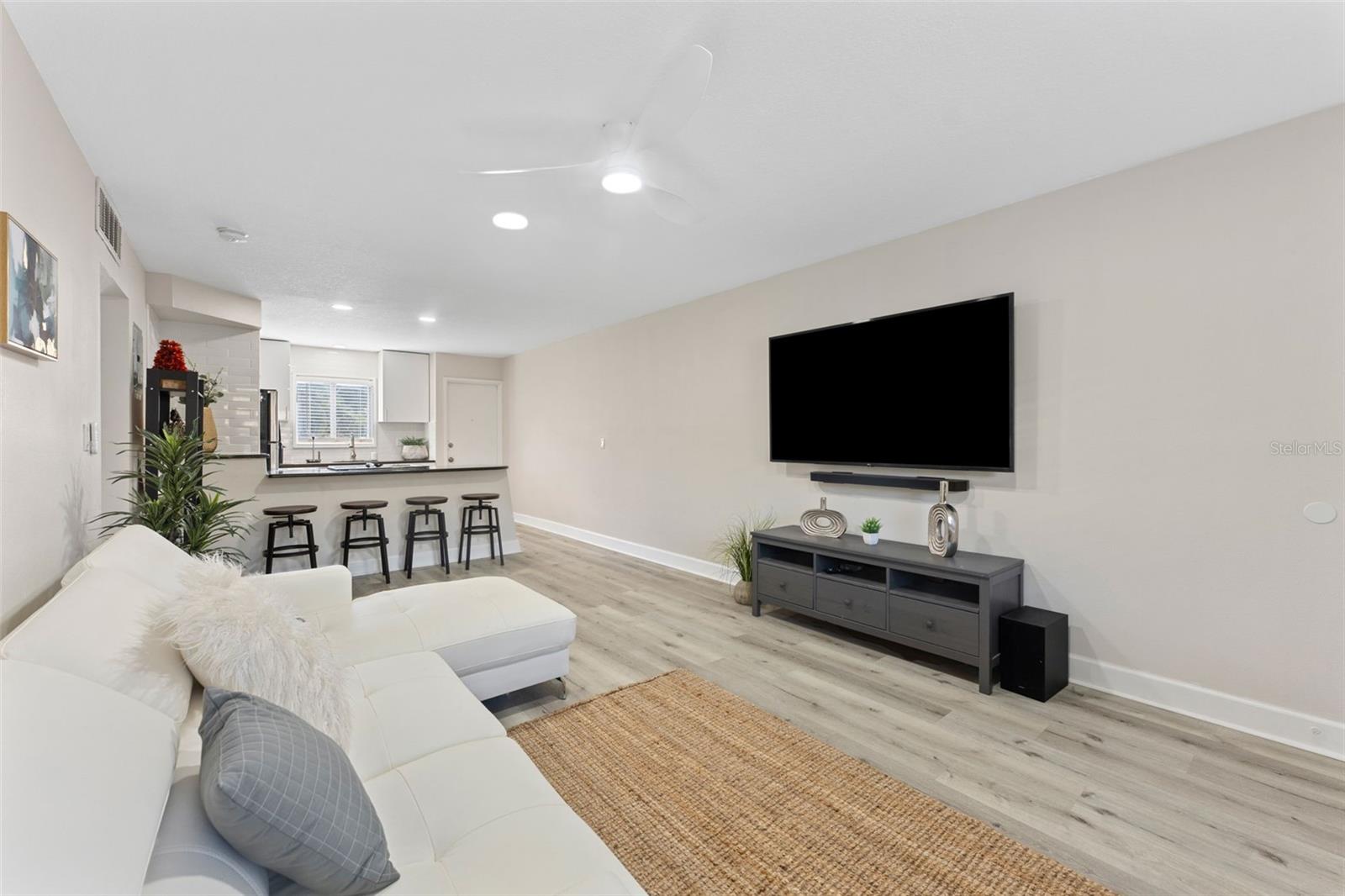Image 4 of 25 For 3206 Azeele Street 104