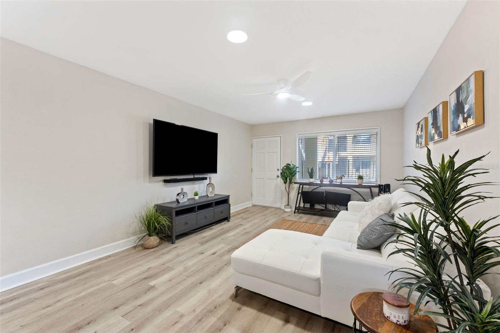 Image 5 of 25 For 3206 Azeele Street 104