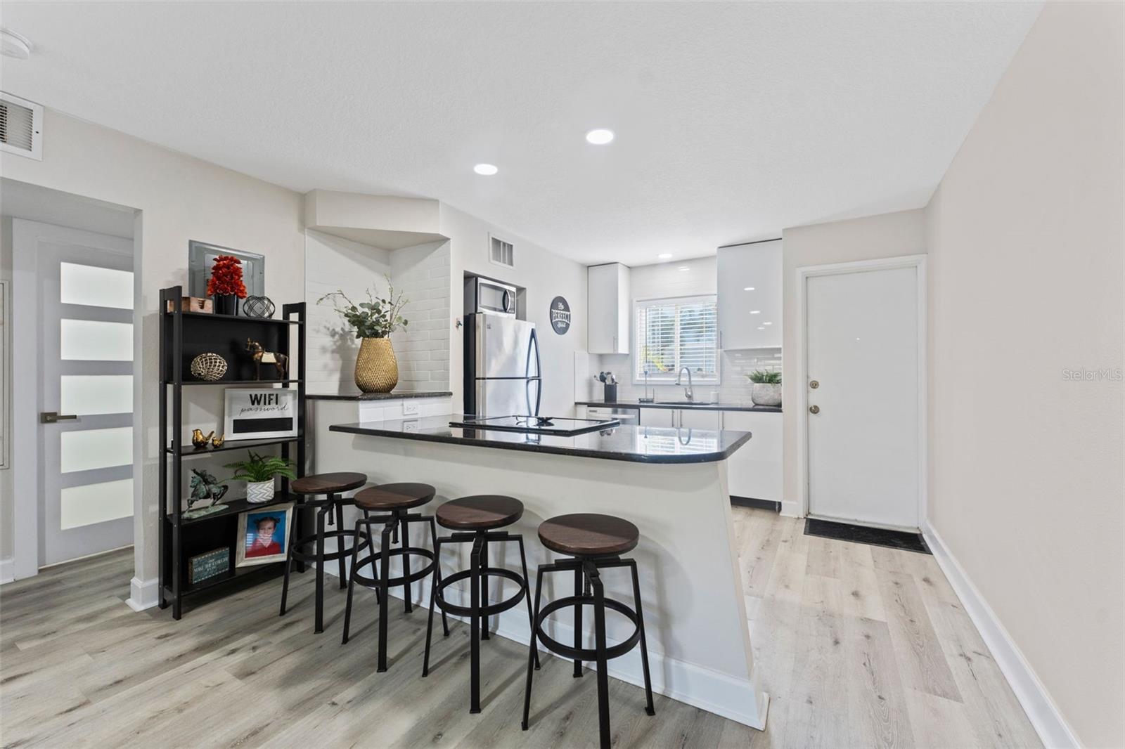 Image 6 of 25 For 3206 Azeele Street 104