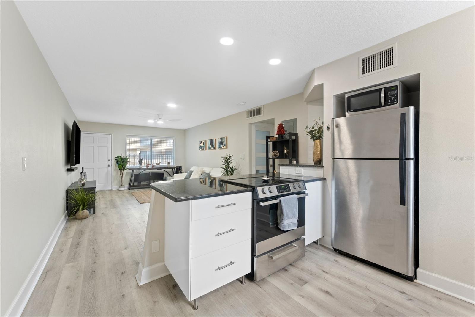 Image 7 of 25 For 3206 Azeele Street 104