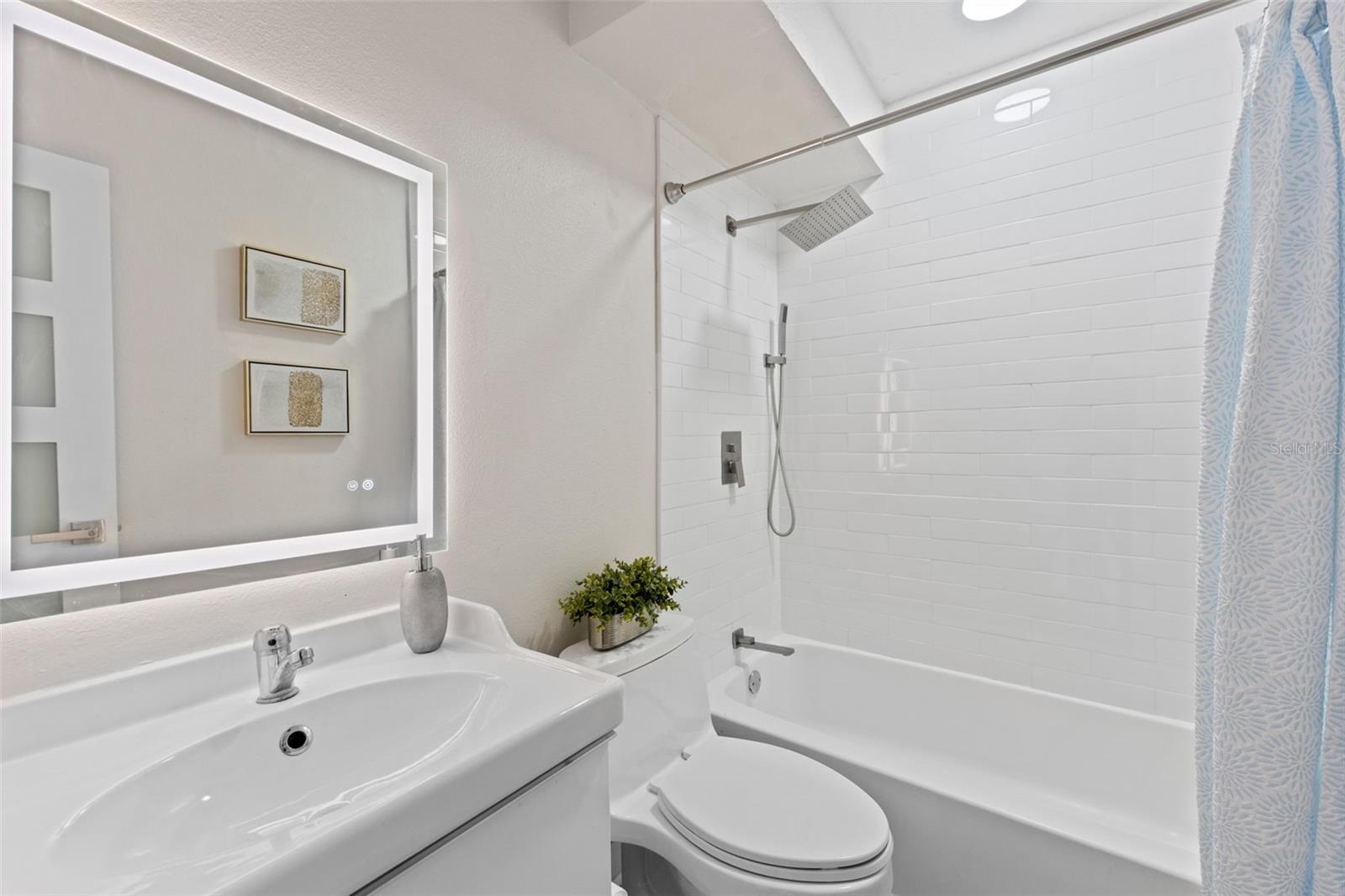 Image 9 of 25 For 3206 Azeele Street 104