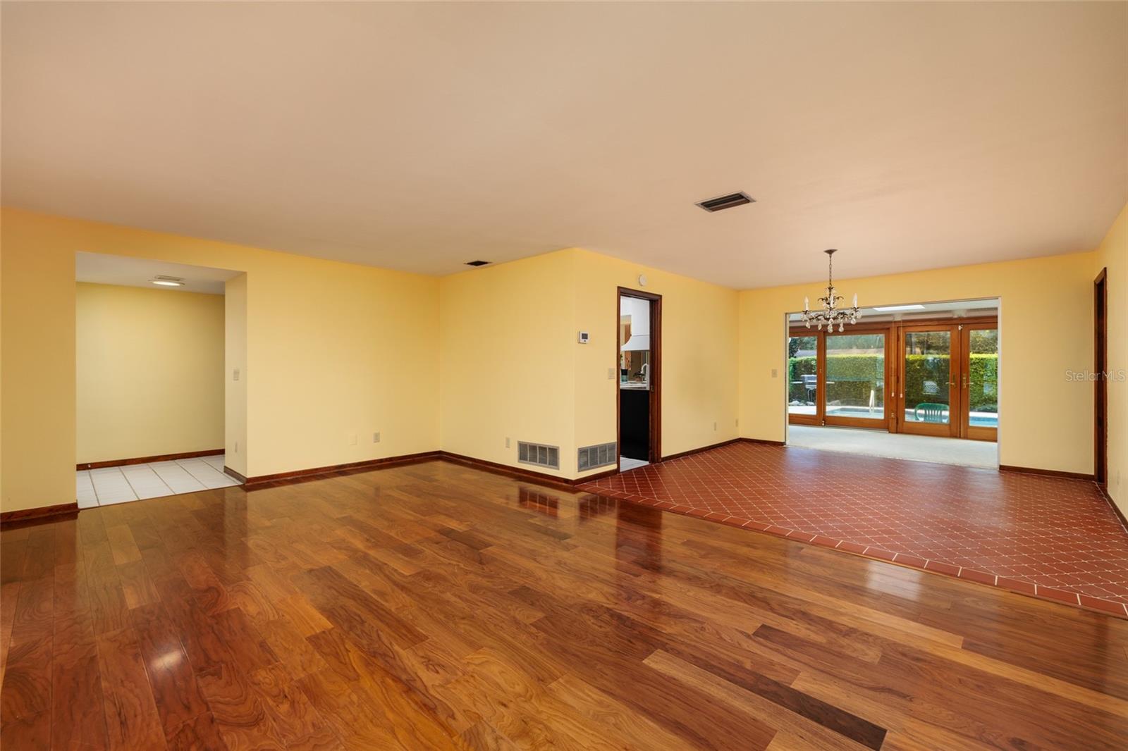Image 11 of 64 For 1027 Grovewood Court