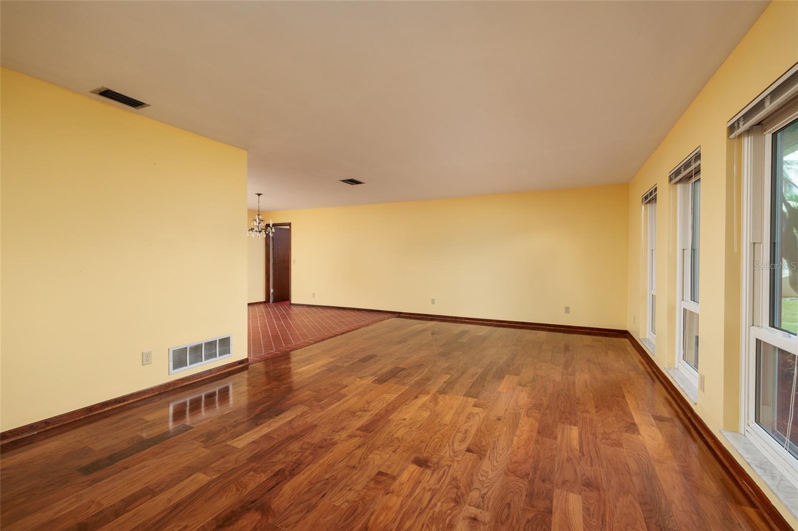 Image 19 of 64 For 1027 Grovewood Court