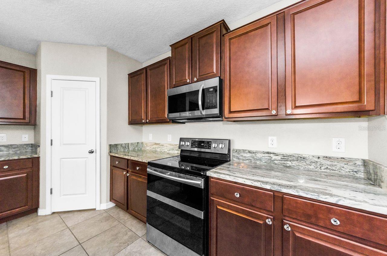 Image 9 of 73 For 17045 Yellow Pine Street