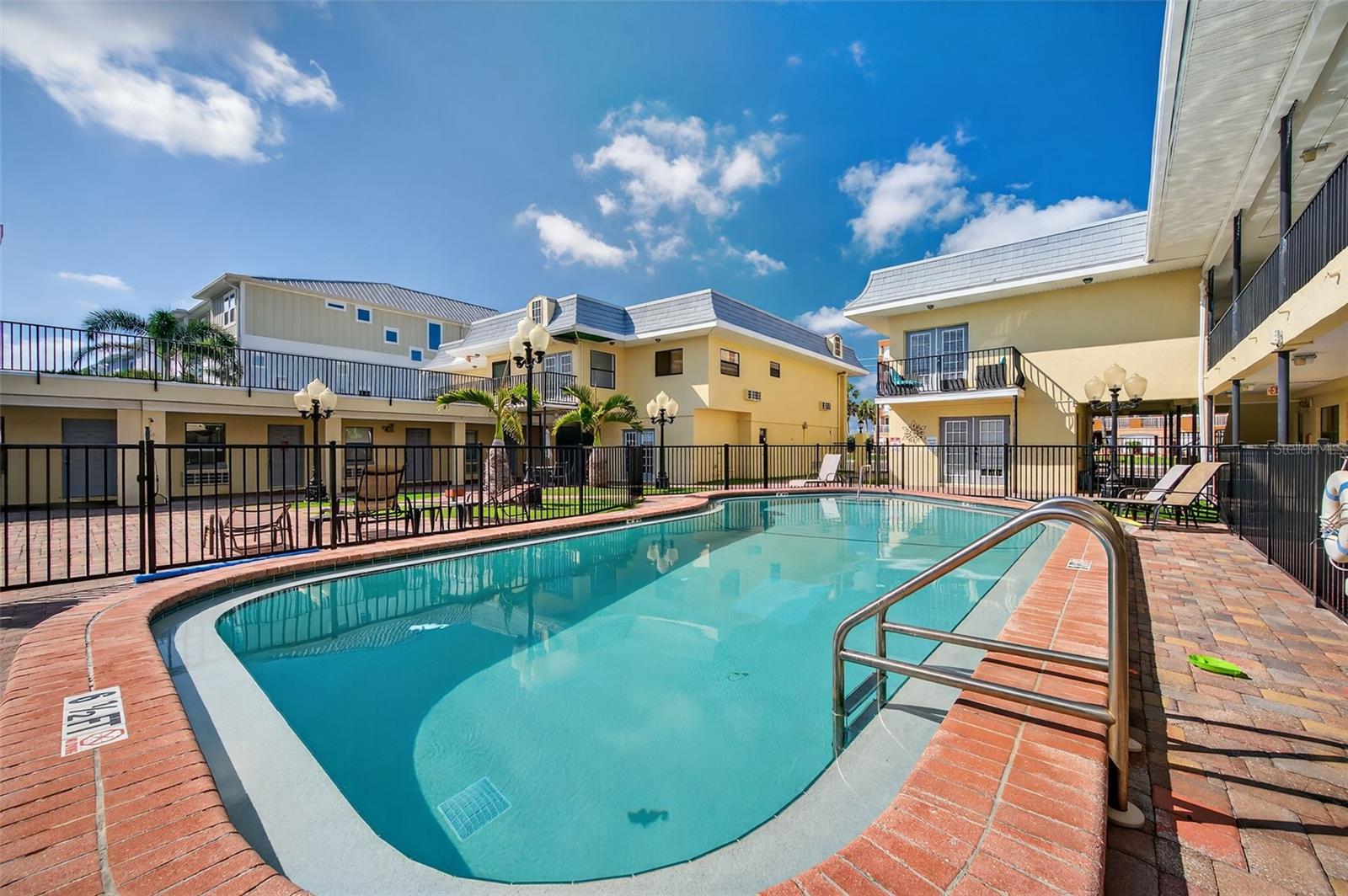Image 25 of 36 For 16333 Gulf Boulevard 212