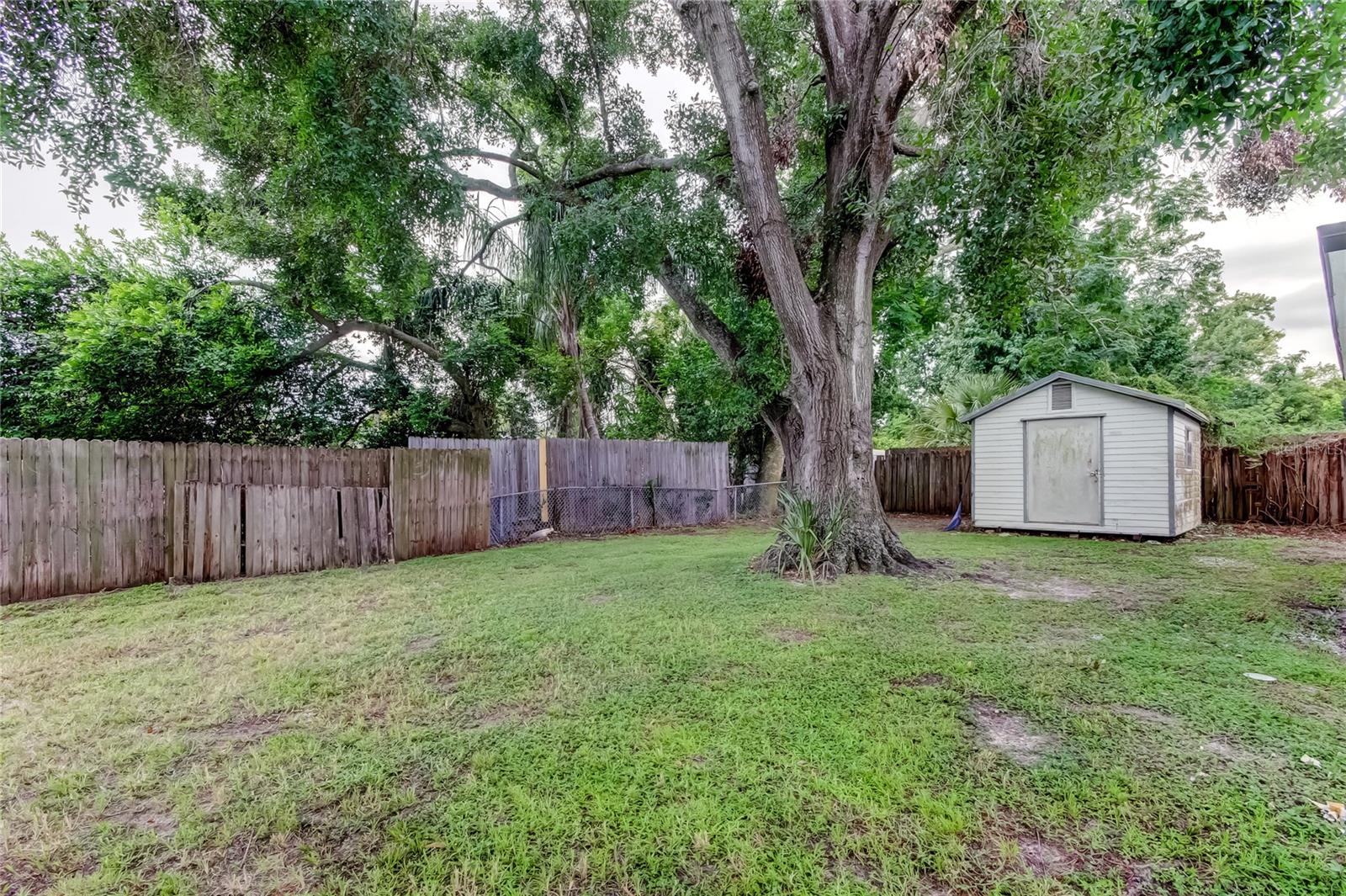 Listing photo id 17 for 2329 110th Avenue