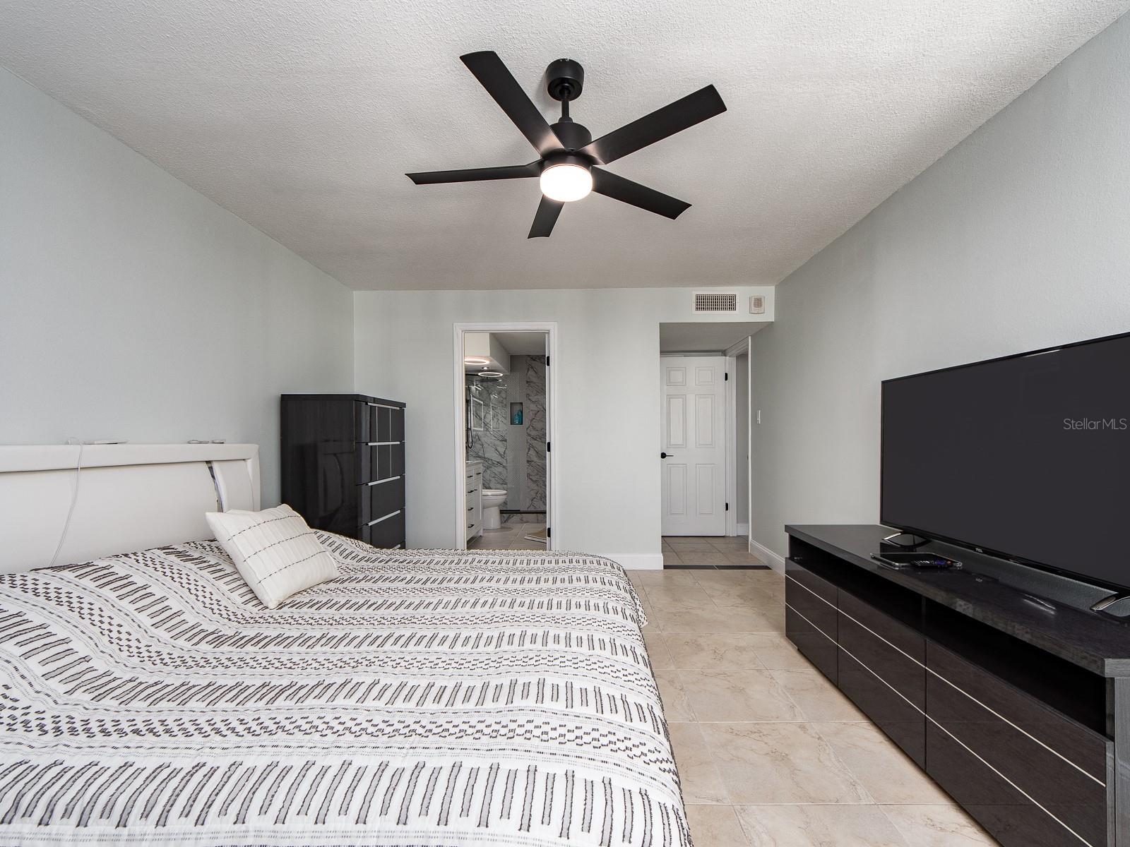 Image 14 of 48 For 660 Island Way 901