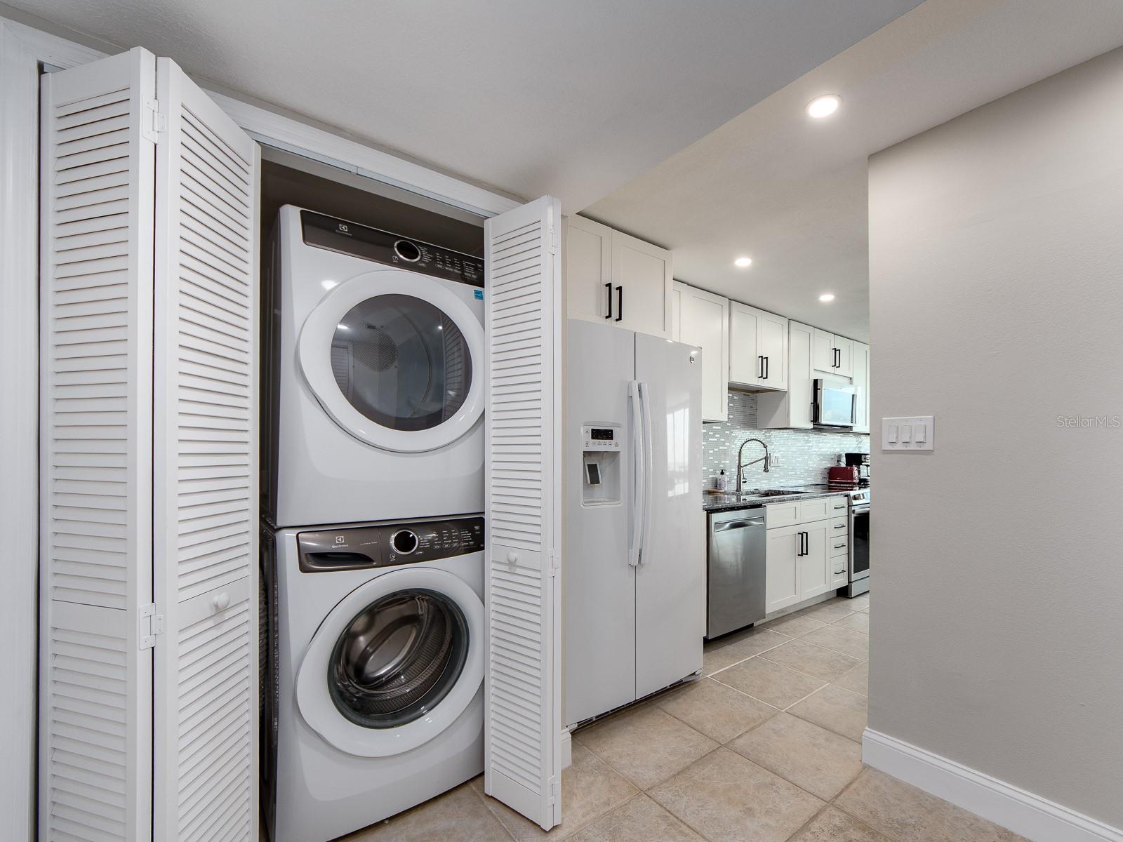 Image 21 of 48 For 660 Island Way 901