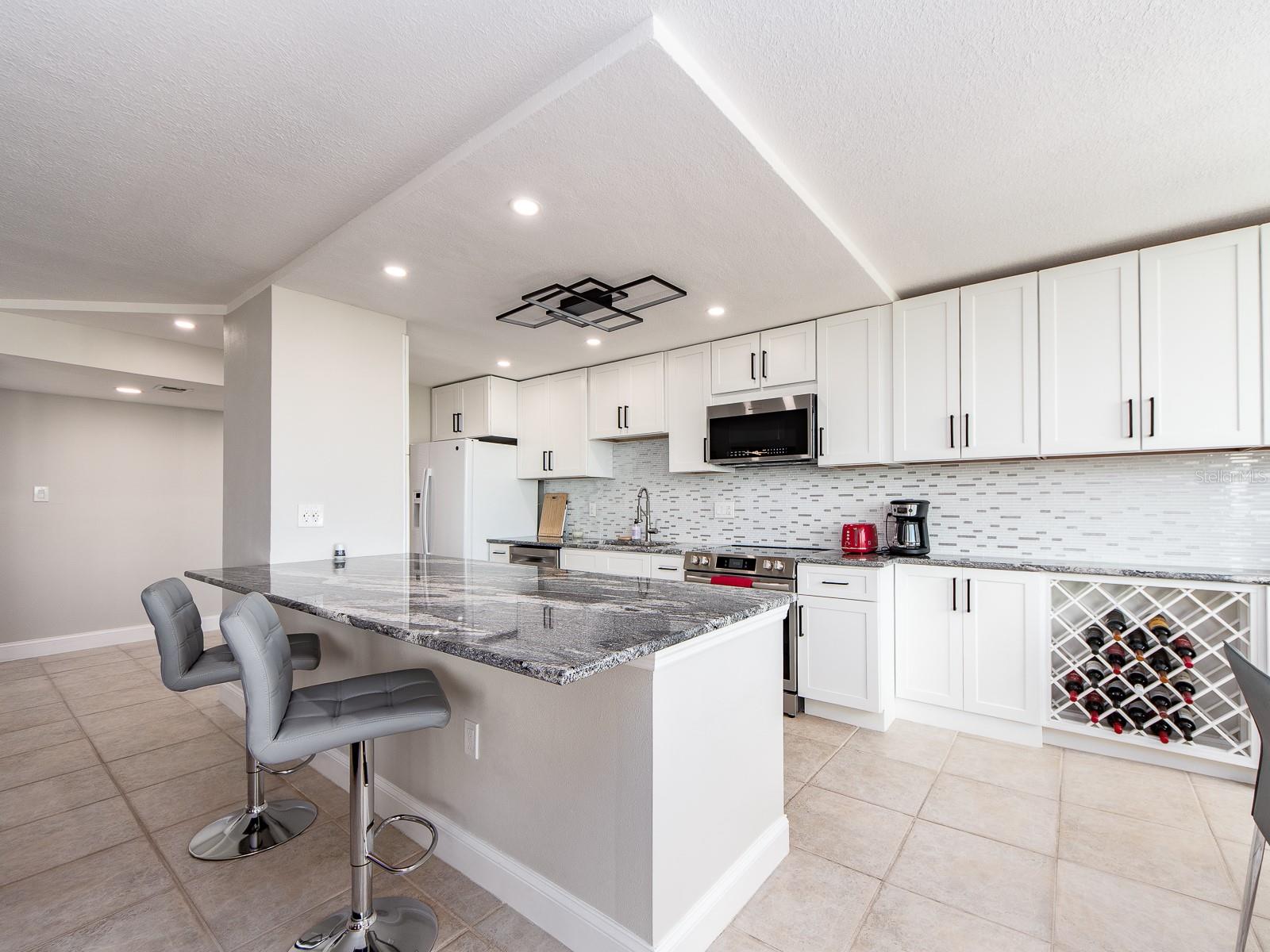 Image 9 of 48 For 660 Island Way 901
