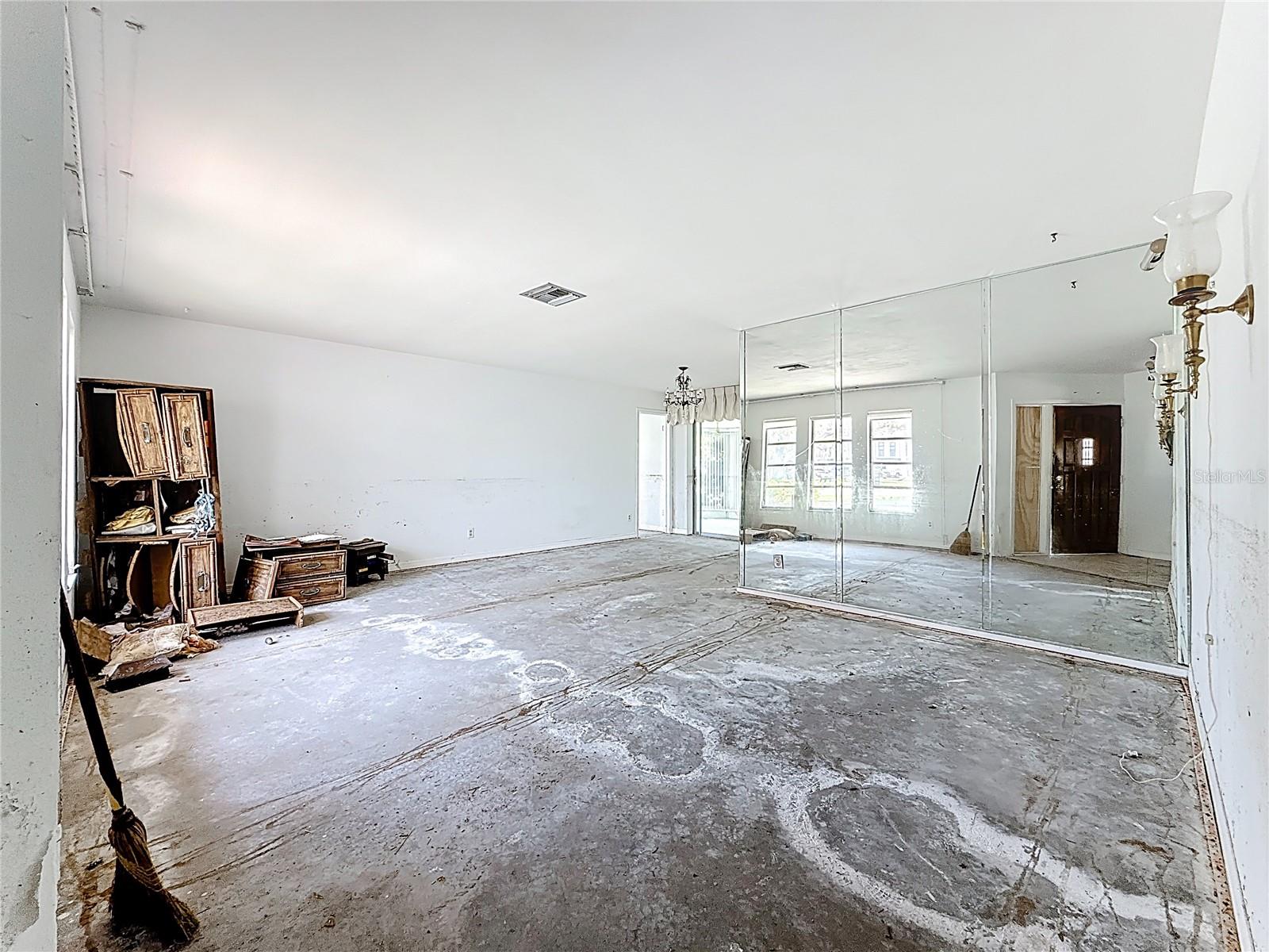 Image 12 of 52 For 10350 Paradise Boulevard