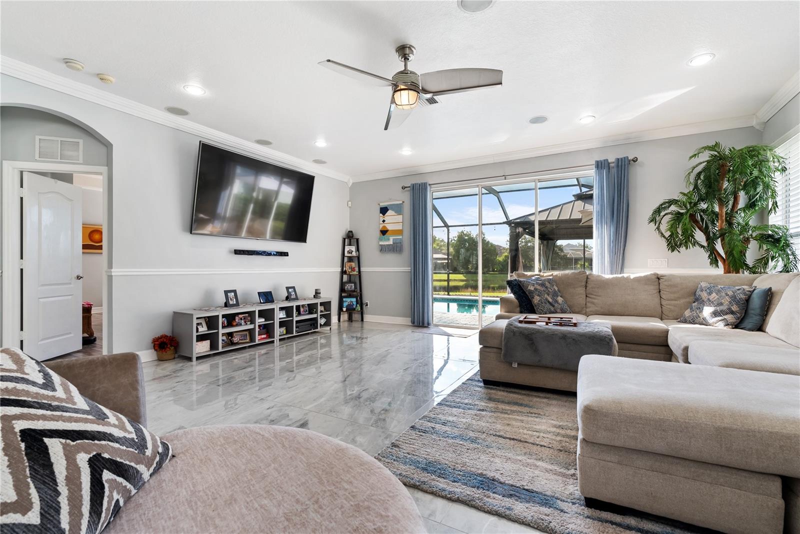 Listing photo id 15 for 8118 Camella Lane