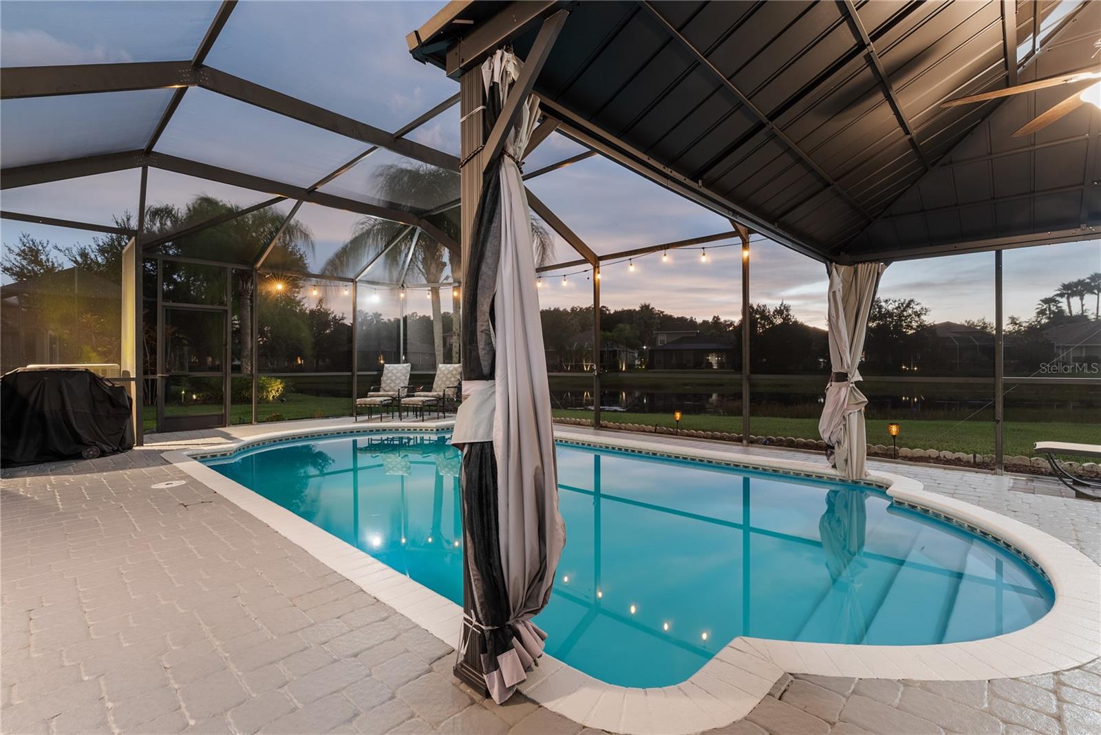 Listing photo id 4 for 8118 Camella Lane