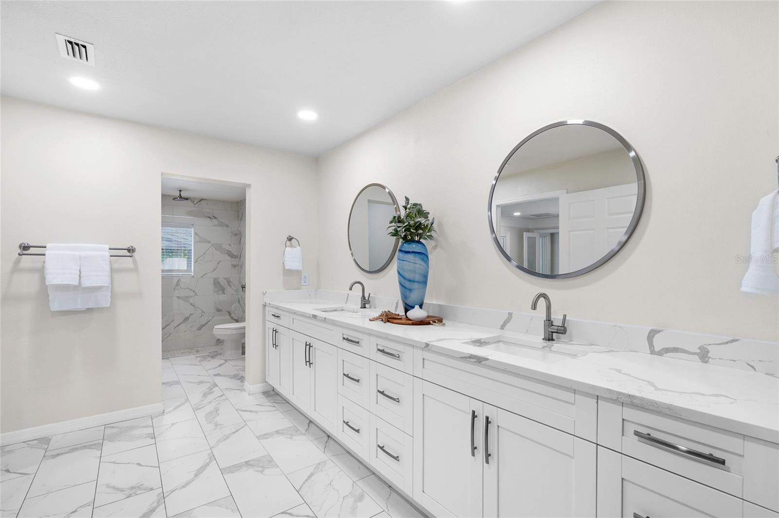 Image 18 of 52 For 14210 Clarendon Drive
