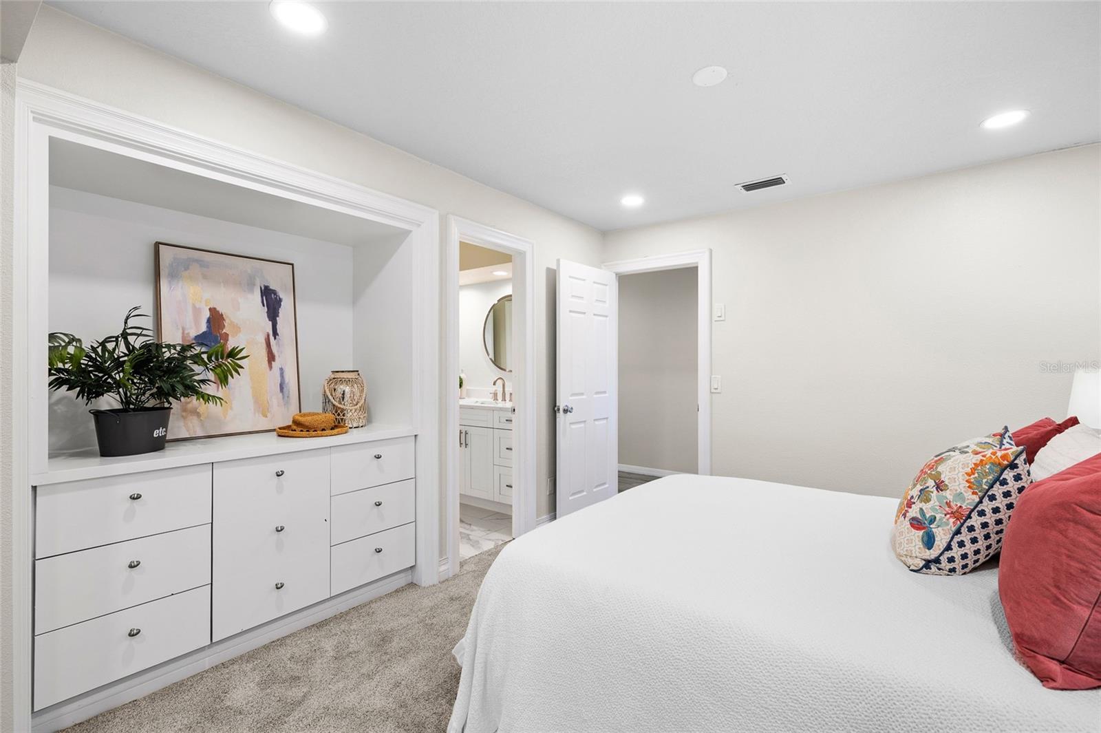 Image 26 of 52 For 14210 Clarendon Drive
