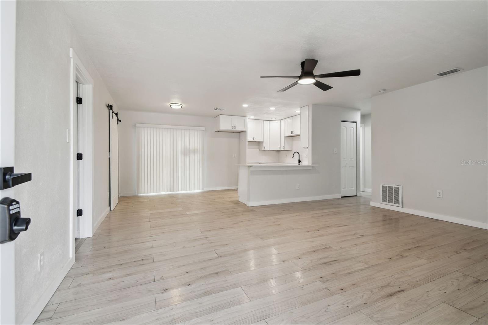 Listing photo id 9 for 3414 Lindsey Street