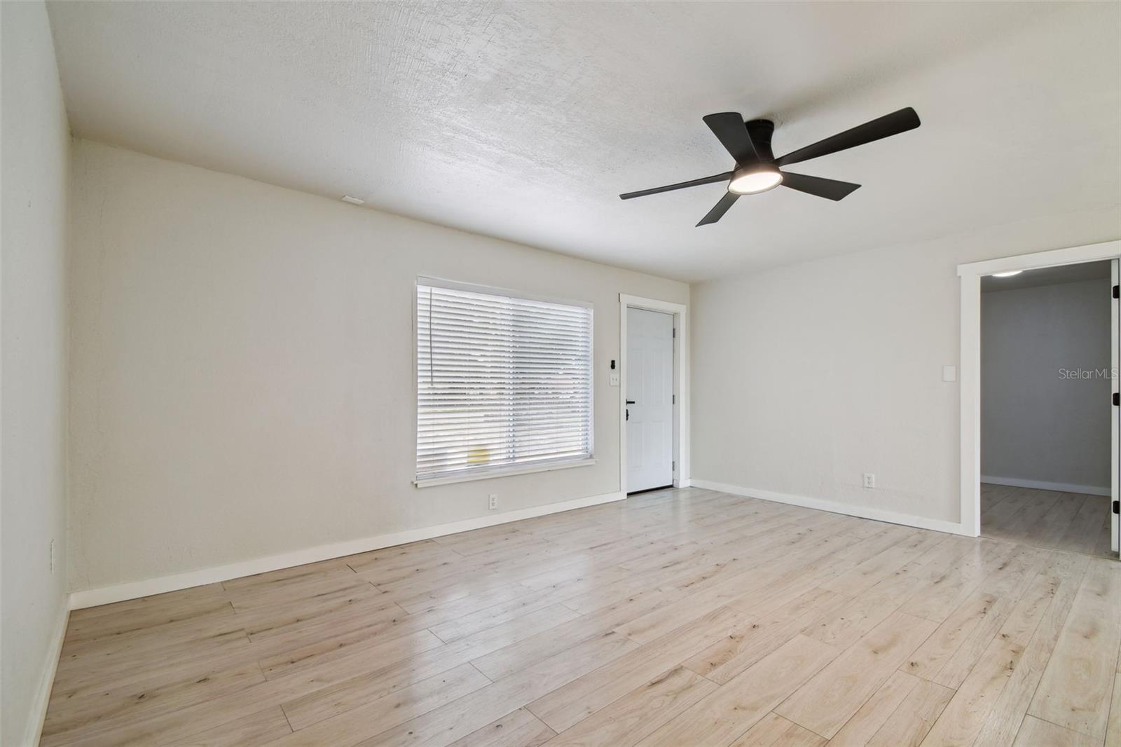 Listing photo id 11 for 3414 Lindsey Street
