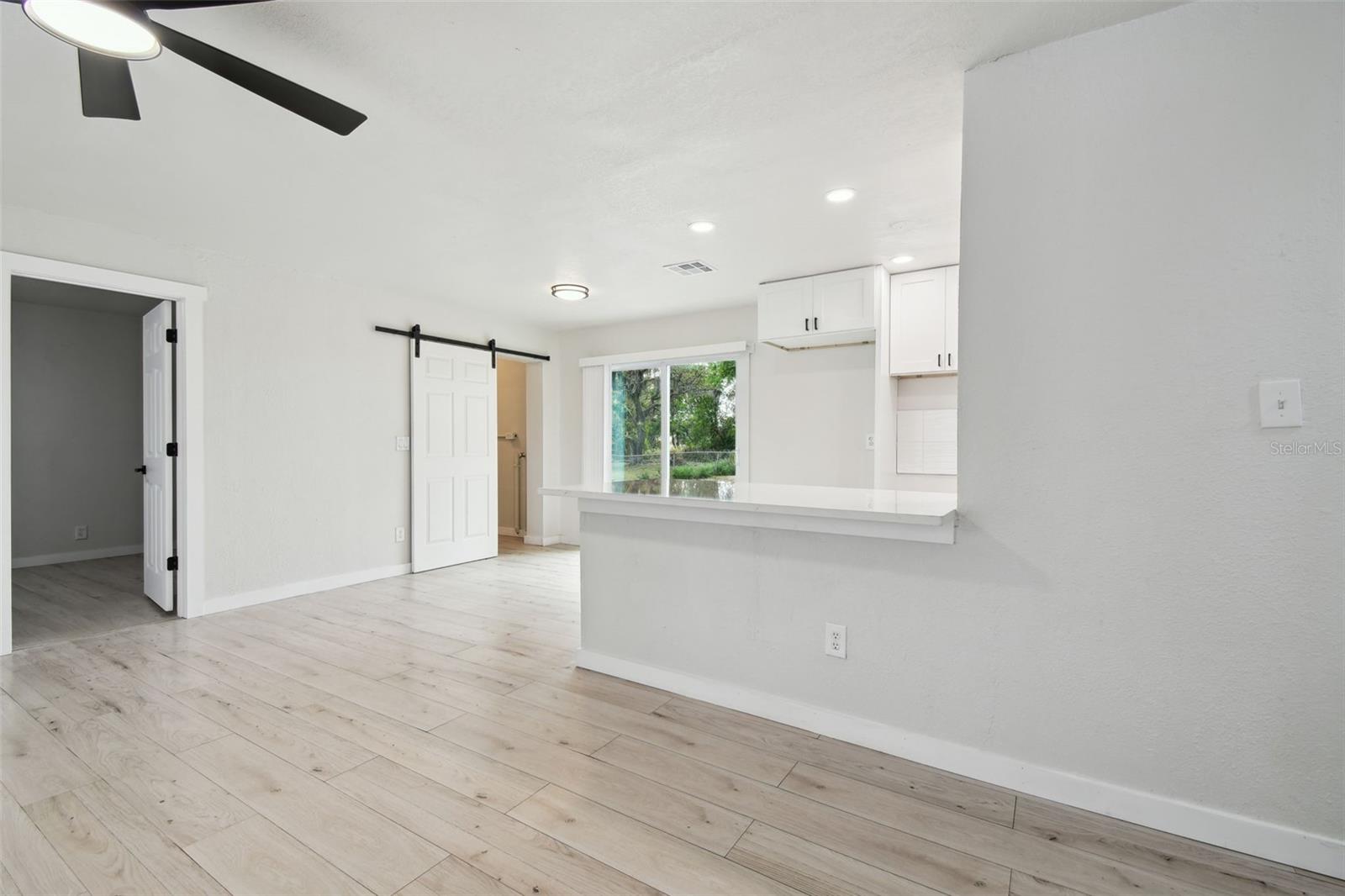 Listing photo id 12 for 3414 Lindsey Street