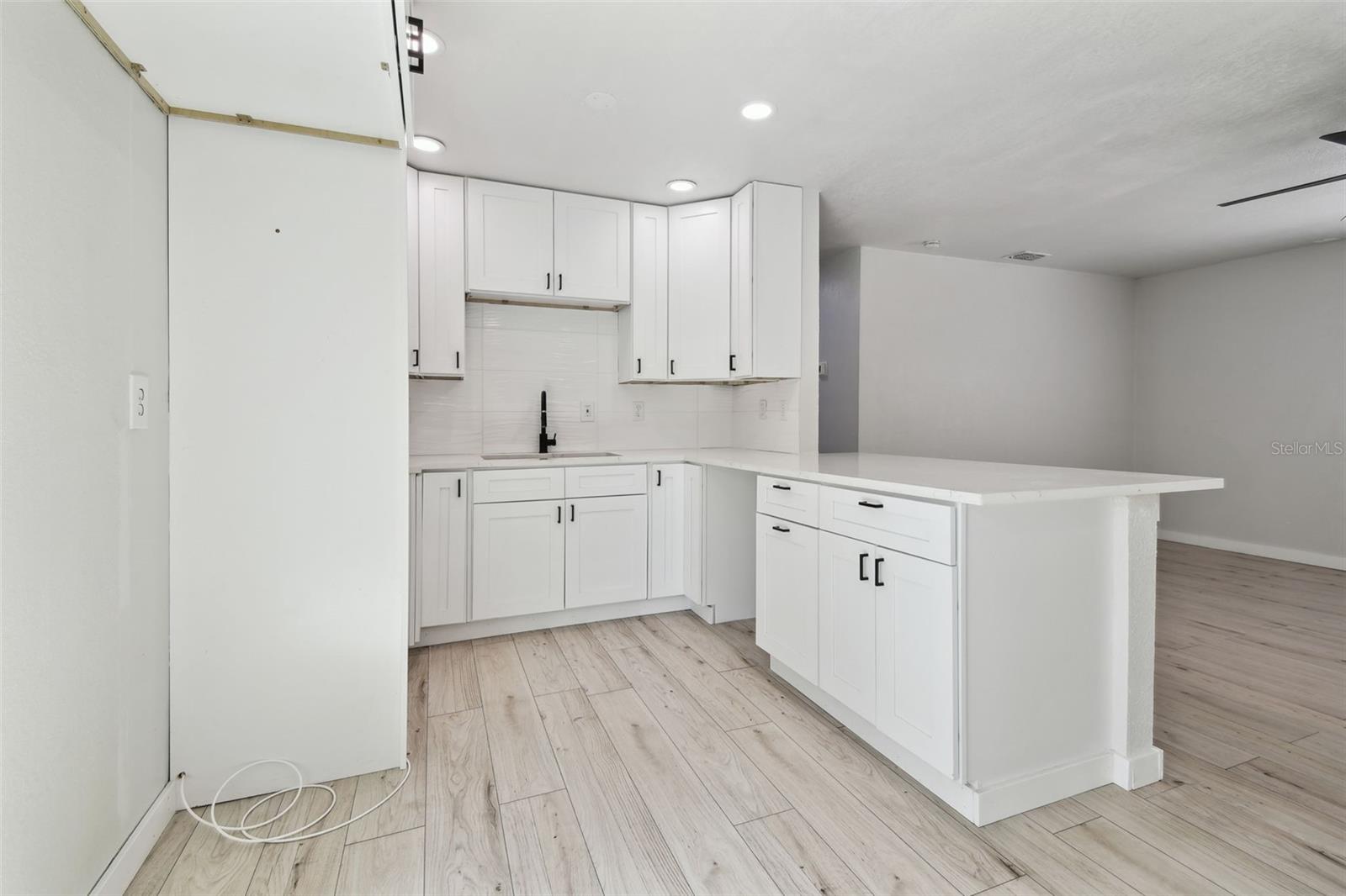 Listing photo id 13 for 3414 Lindsey Street