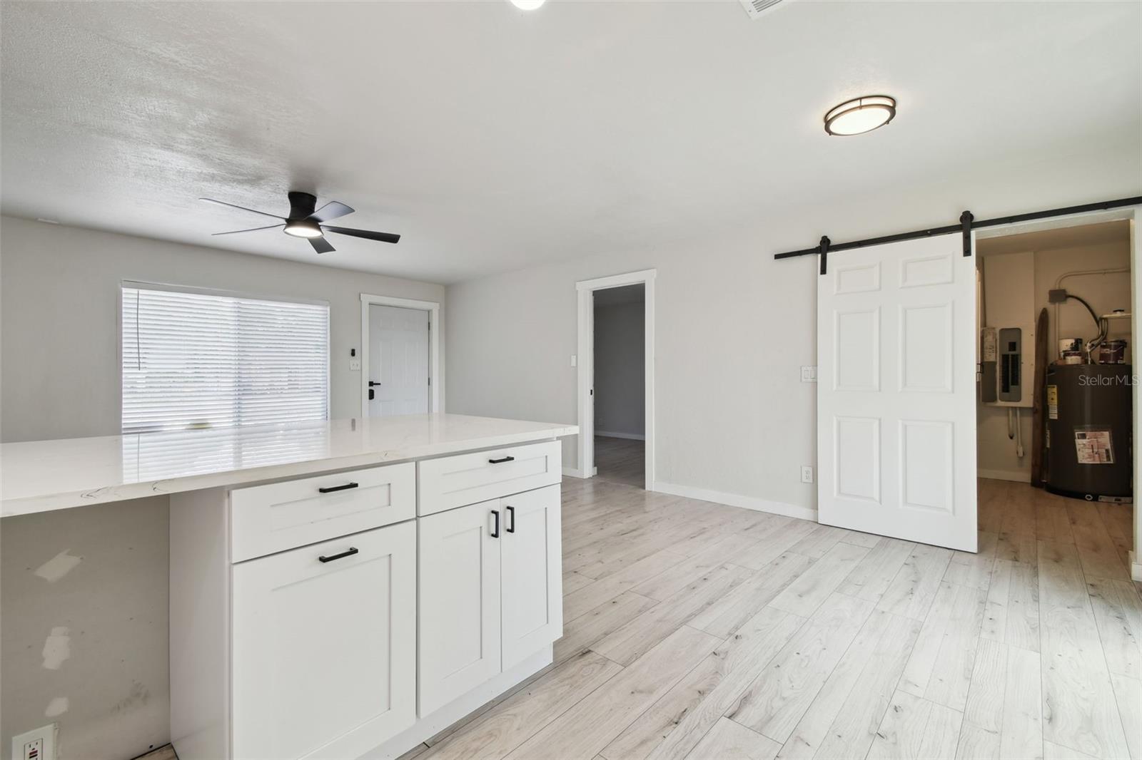 Listing photo id 14 for 3414 Lindsey Street