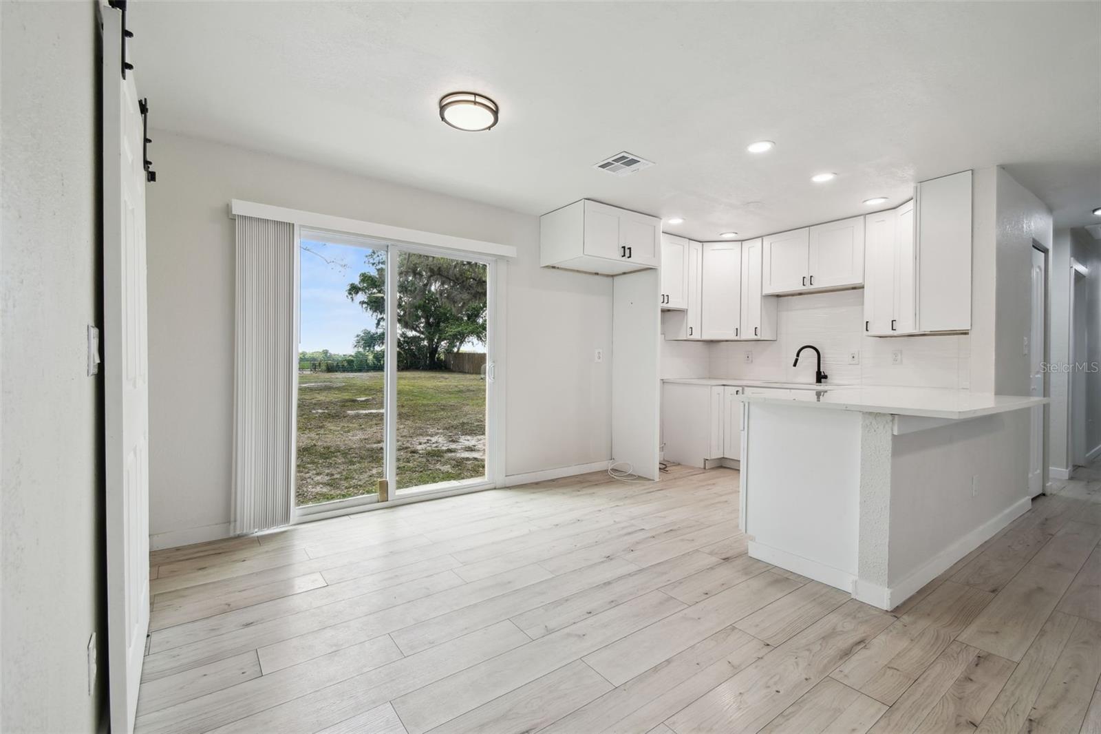 Listing photo id 21 for 3414 Lindsey Street